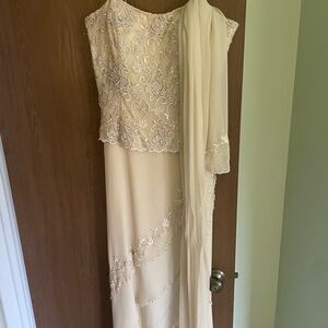 Elegant Cream Lace Evening Dress